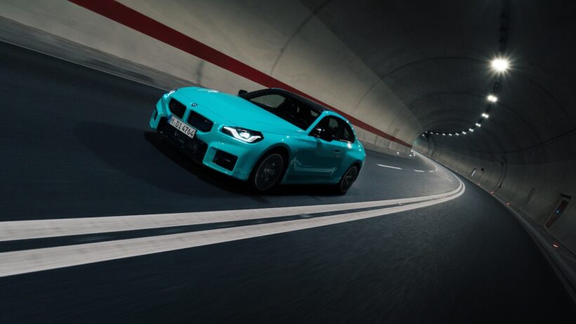 新型「BMW M2 M xDrive」の走行シーン。