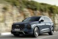 新型「アウディ Q7」の走行シーン。