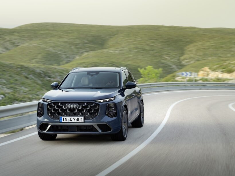 新型「アウディ Q7」の走行シーン。