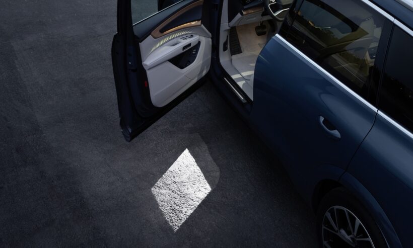 新型「アウディ Q7」のウェルカムライト。