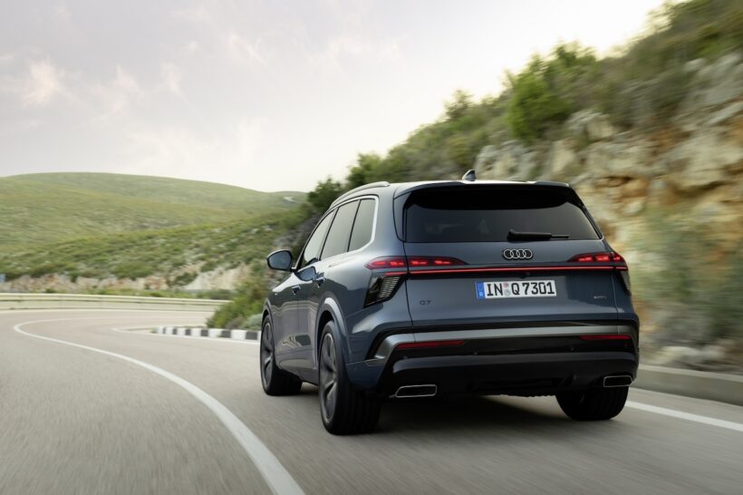 新型「アウディ Q7」の走行シーン。