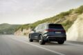 新型「アウディ Q7」の走行シーン。