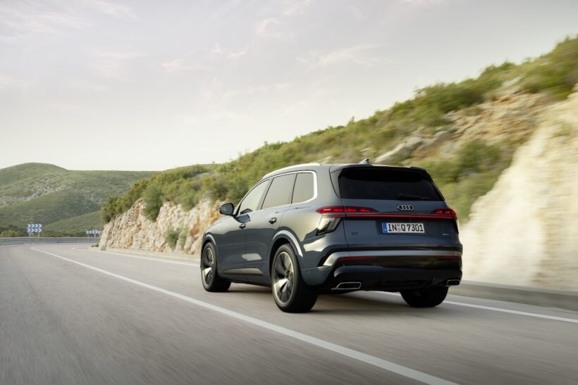 新型「アウディ Q7」の走行シーン。