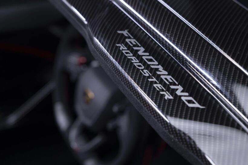 フューオフモデル最新作「ランボルギーニ フェノメノ ロードスター」のコクピット。