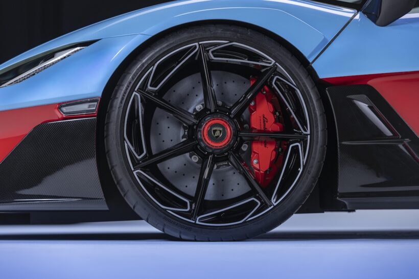 フューオフモデル最新作「ランボルギーニ フェノメノ ロードスター」のエクステリア。