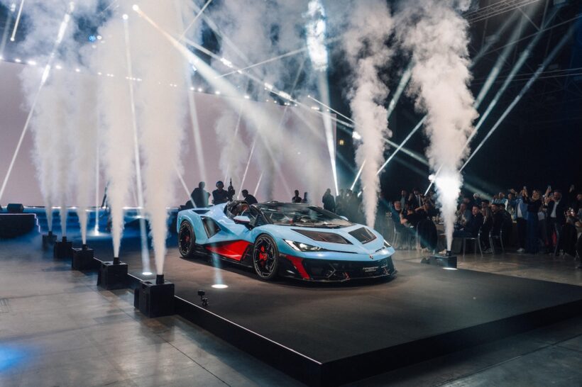 ランボルギーニ・アリーナで初公開された、「ランボルギーニ フェノメノ ロードスター」。
