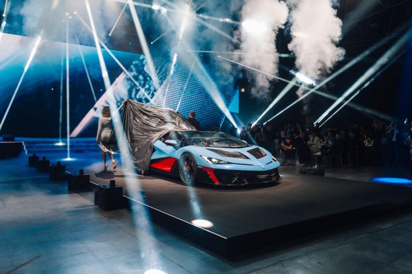 ランボルギーニ・アリーナで初公開された、「ランボルギーニ フェノメノ ロードスター」。