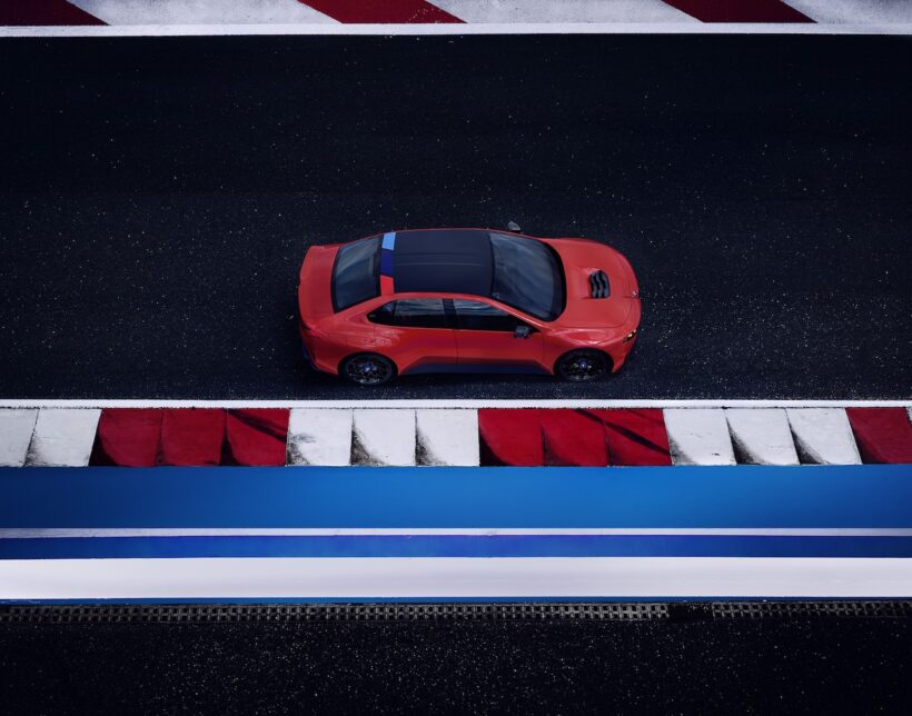 「BMW M コンセプト ノイエ クラッセ」の走行シーン。