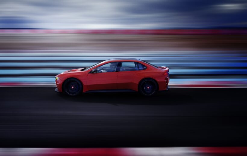 「BMW M コンセプト ノイエ クラッセ」の走行シーン。