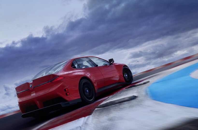 「BMW M コンセプト ノイエ クラッセ」の走行シーン。