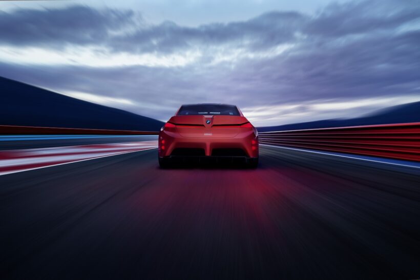 「BMW M コンセプト ノイエ クラッセ」の走行シーン。