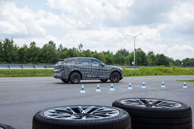 厳重なカモフラージュ偽装が施された状態ながらも、新型X5がメディアに公開された。