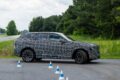 厳重なカモフラージュ偽装が施された状態ながらも、新型X5がメディアに公開された。
