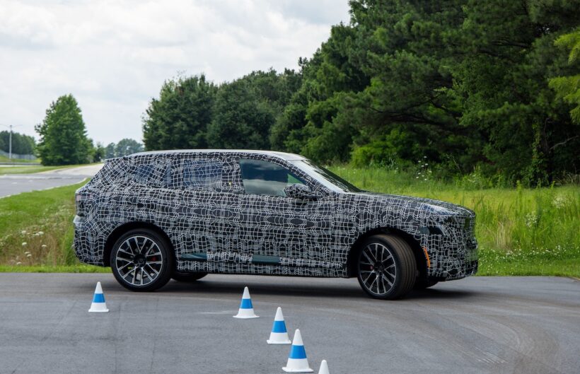 厳重なカモフラージュ偽装が施された状態ながらも、新型X5がメディアに公開された。