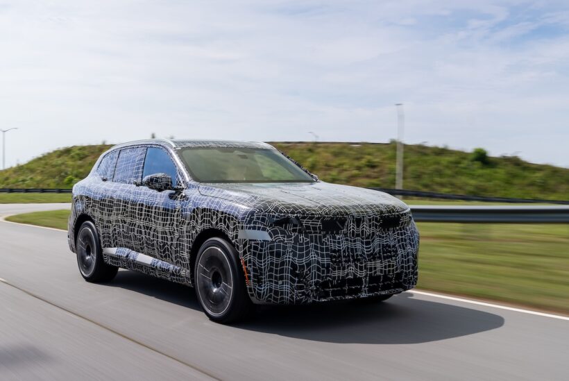 厳重なカモフラージュ偽装が施された状態ながらも、新型X5がメディアに公開された。