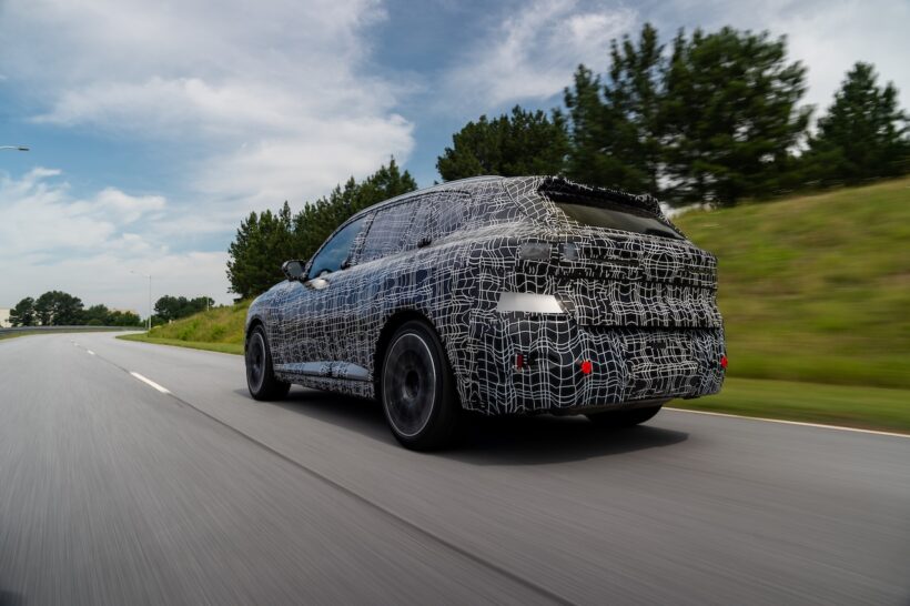 厳重なカモフラージュ偽装が施された状態ながらも、新型X5がメディアに公開された。