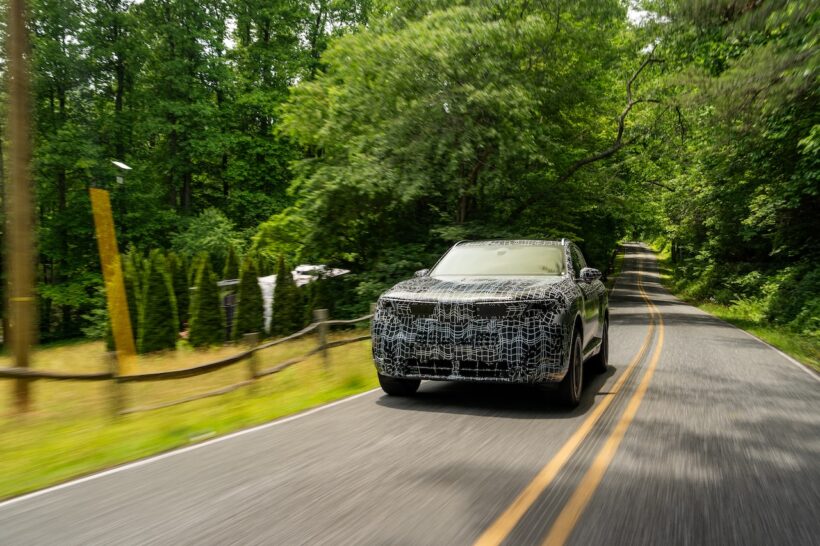 厳重なカモフラージュ偽装が施された状態ながらも、新型X5がメディアに公開された。