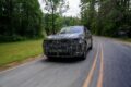 厳重なカモフラージュ偽装が施された状態ながらも、新型X5がメディアに公開された。