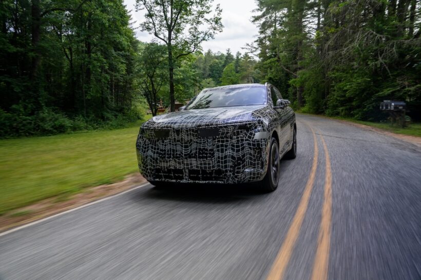 厳重なカモフラージュ偽装が施された状態ながらも、新型X5がメディアに公開された。