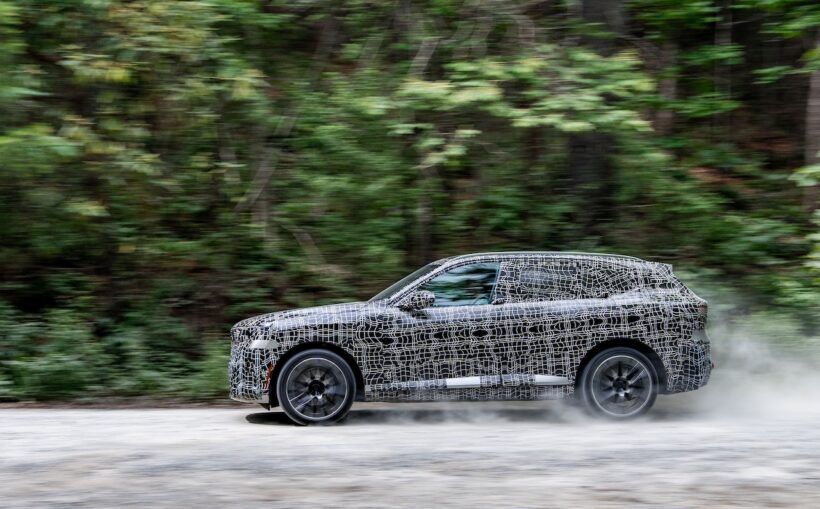 厳重なカモフラージュ偽装が施された状態ながらも、新型X5がメディアに公開された。