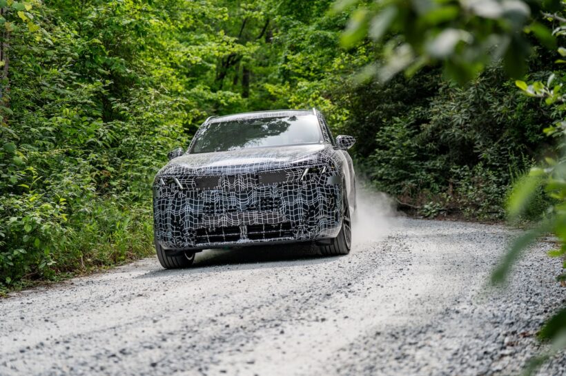 厳重なカモフラージュ偽装が施された状態ながらも、新型X5がメディアに公開された。