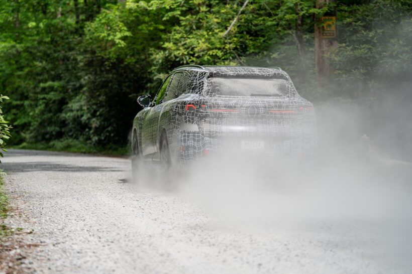 厳重なカモフラージュ偽装が施された状態ながらも、新型X5がメディアに公開された。
