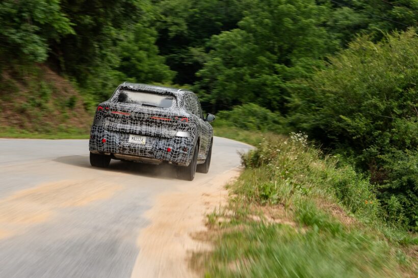 厳重なカモフラージュ偽装が施された状態ながらも、新型X5がメディアに公開された。