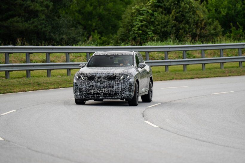 厳重なカモフラージュ偽装が施された状態ながらも、新型X5がメディアに公開された。