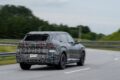 厳重なカモフラージュ偽装が施された状態ながらも、新型X5がメディアに公開された。