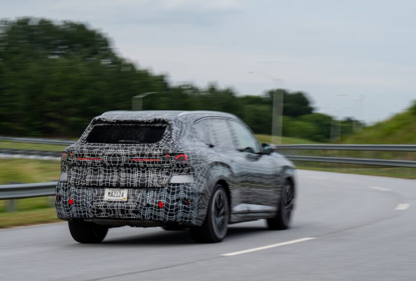 厳重なカモフラージュ偽装が施された状態ながらも、新型X5がメディアに公開された。