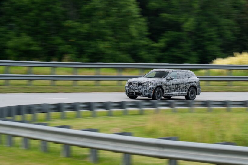 厳重なカモフラージュ偽装が施された状態ながらも、新型X5がメディアに公開された。