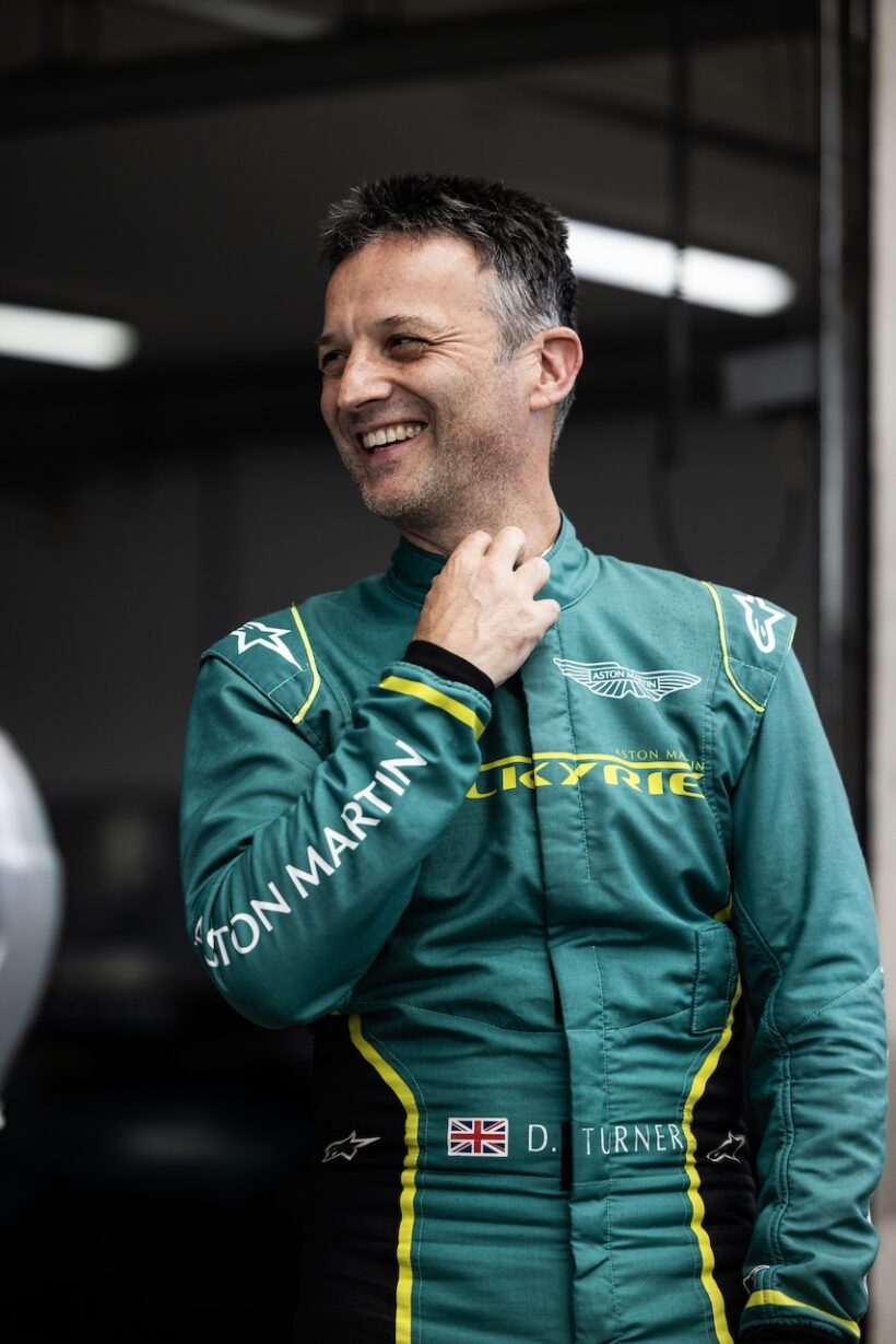 カーブ・レーシング・シミュレーターの創業者、ダレン・ターナーが開発に携わり、リアルなステアリングフィールを再現した。