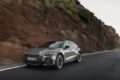 5代目「アウディ A6 オールロード」の走行シーン。