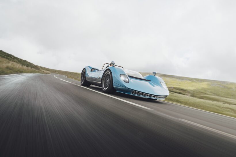150台限定のオープンスポーツ「ニコルズ N1A」の走行シーン。