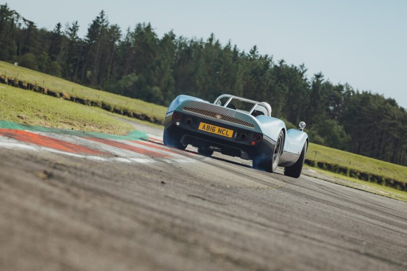 150台限定のオープンスポーツ「ニコルズ N1A」の走行シーン。