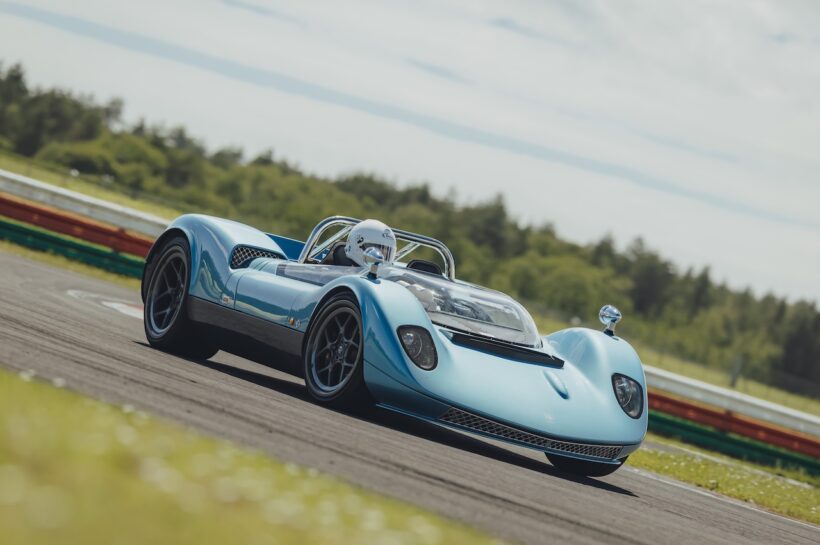150台限定のオープンスポーツ「ニコルズ N1A」の走行シーン。