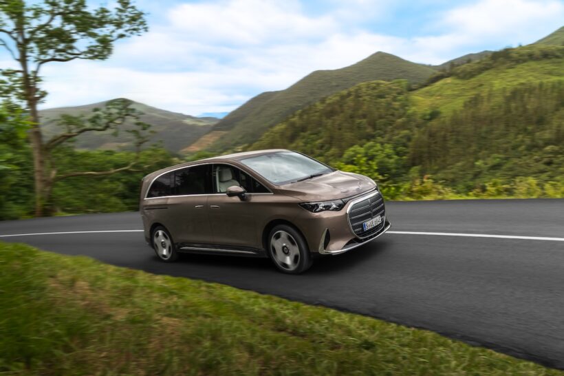 フル電動MPV「メルセデス・ベンツ VLE」の走行シーン。