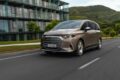 フル電動MPV「メルセデス・ベンツ VLE」の走行シーン。