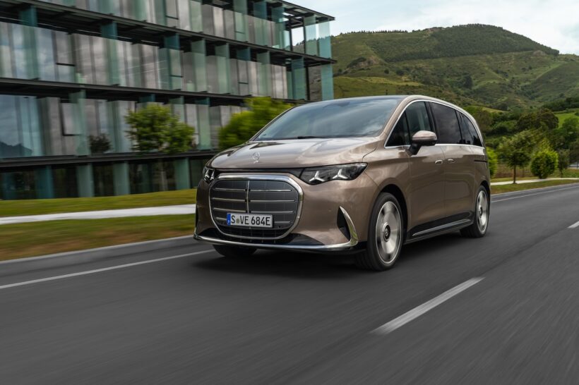 フル電動MPV「メルセデス・ベンツ VLE」の走行シーン。