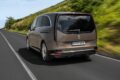 フル電動MPV「メルセデス・ベンツ VLE」の走行シーン。