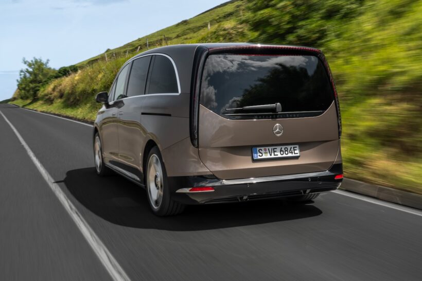 フル電動MPV「メルセデス・ベンツ VLE」の走行シーン。