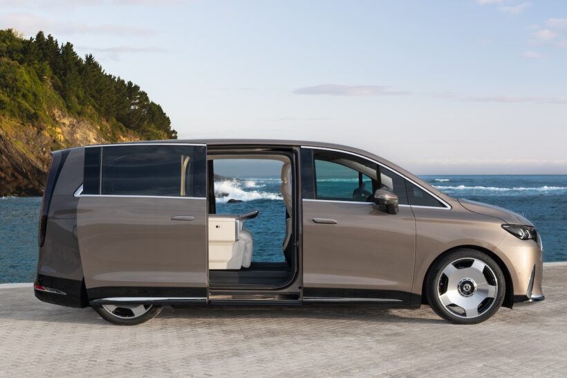 フル電動MPV「メルセデス・ベンツ VLE」の電動スライドドア。