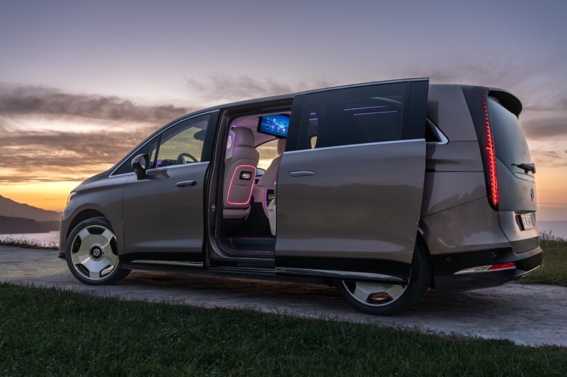 フル電動MPV「メルセデス・ベンツ VLE」の電動スライドドア。