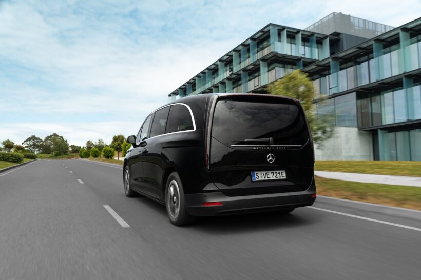 フル電動MPV「メルセデス・ベンツ VLE」の走行シーン。
