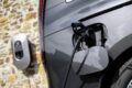 フル電動MPV「メルセデス・ベンツ VLE」の充電シーン。