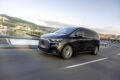 フル電動MPV「メルセデス・ベンツ VLE」の走行シーン。