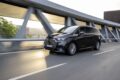 フル電動MPV「メルセデス・ベンツ VLE」の走行シーン。