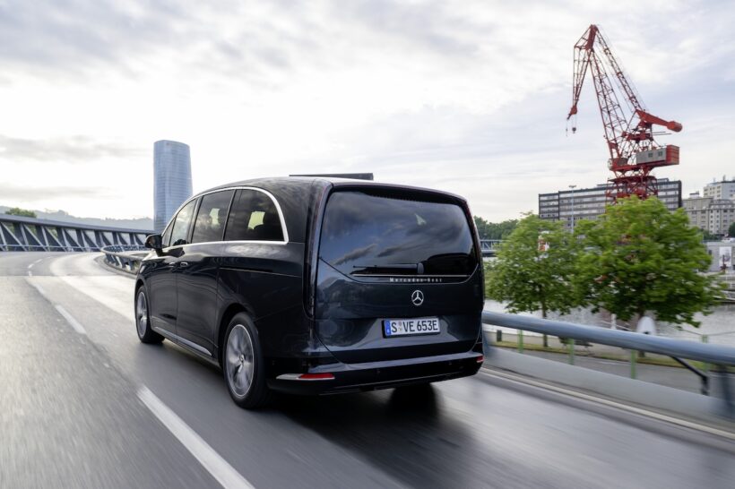 フル電動MPV「メルセデス・ベンツ VLE」の走行シーン。
