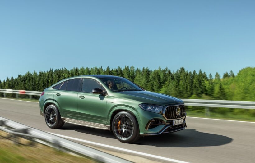 内外装とパワーユニットに改良が施された「メルセデス AMG GLS 63 4MATIC+ クーペ」の走行シーン。