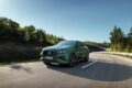 内外装とパワーユニットに改良が施された「メルセデス AMG GLS 63 4MATIC+ クーペ」の走行シーン。